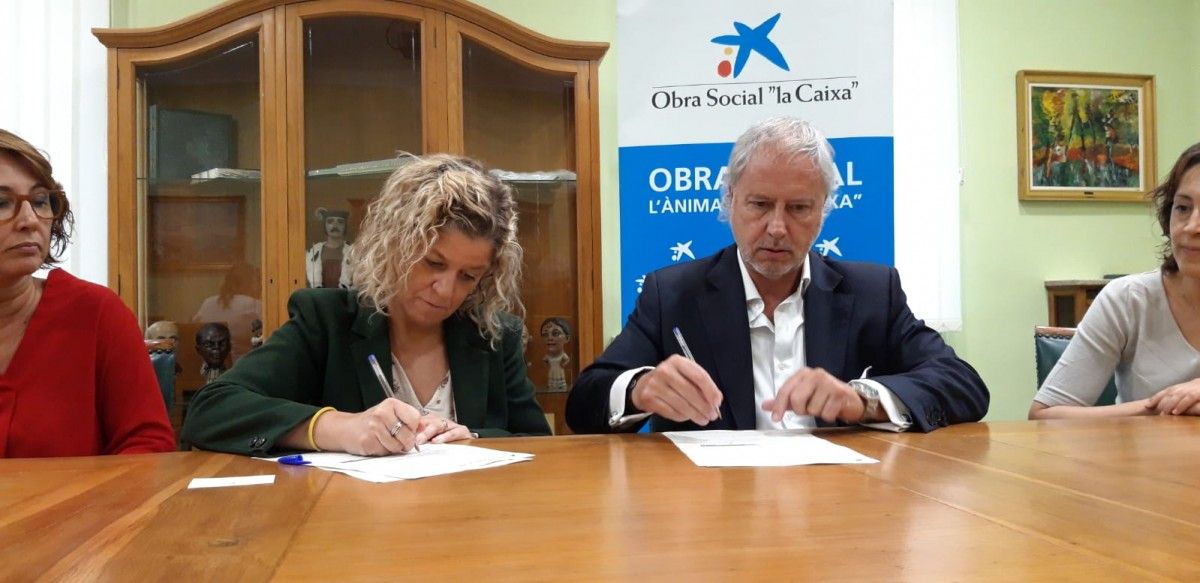 Signatura del programa 'Ningú sense TIC aquest matí entre l'Ajuntament de Tortosa i l'Obra Social La Caixa