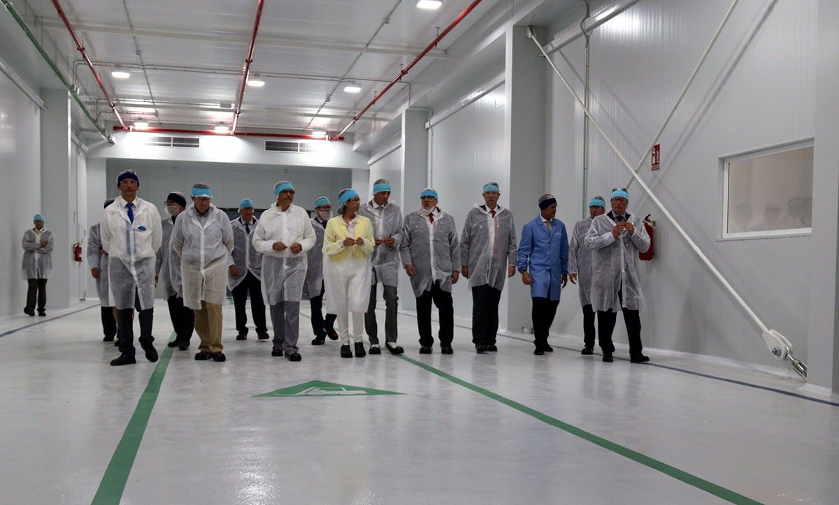 Delegació d'autoritats que han visitat les noves naus d'ampliació de la planta de producció de Jabil Packaging Solutions.