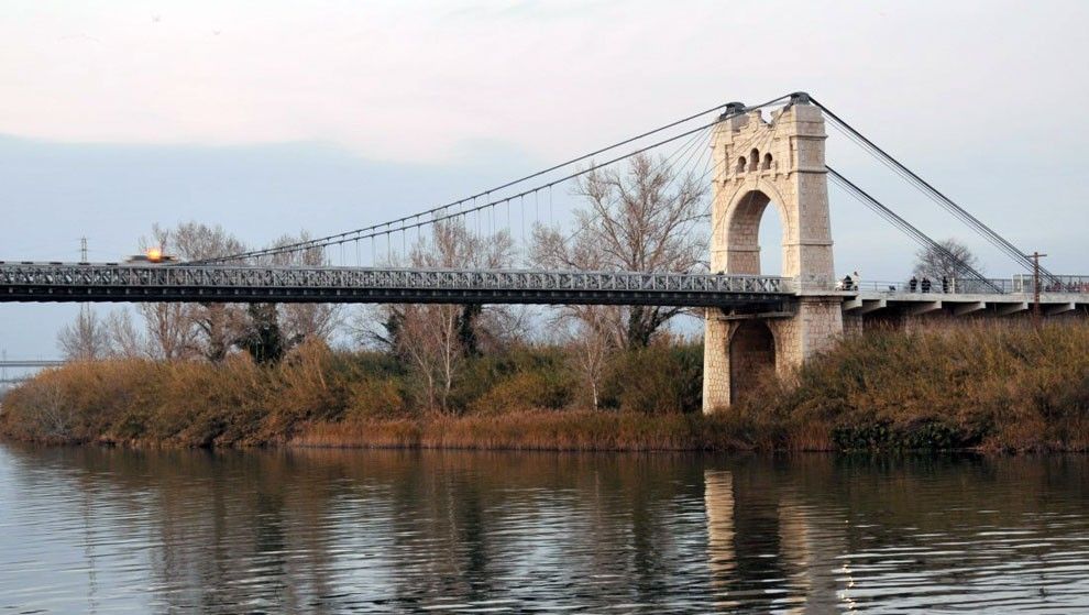 El Pont Penjant d'Amposta complix enguany el centenari de la col·locació de la seua primera pedra.