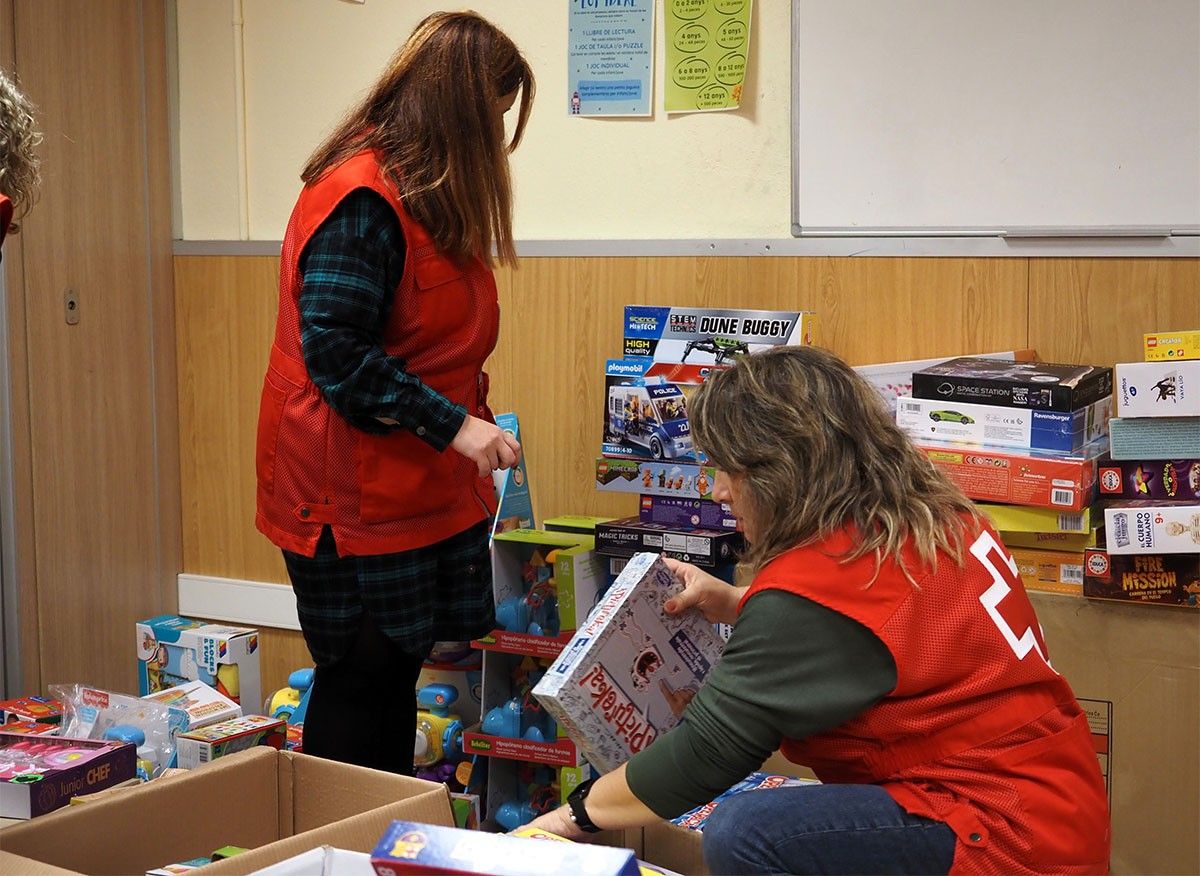 Voluntàries de Creu Roja endreçant les joguines de la campanya solidària per Reis.