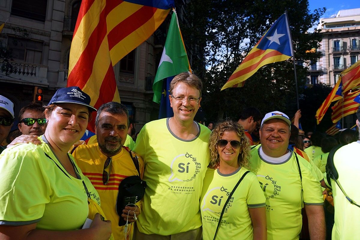 Al mig de la imatge, l'alcalde de Tortosa, Ferran Bel, a la manifestació de l'11-S este dilluns.