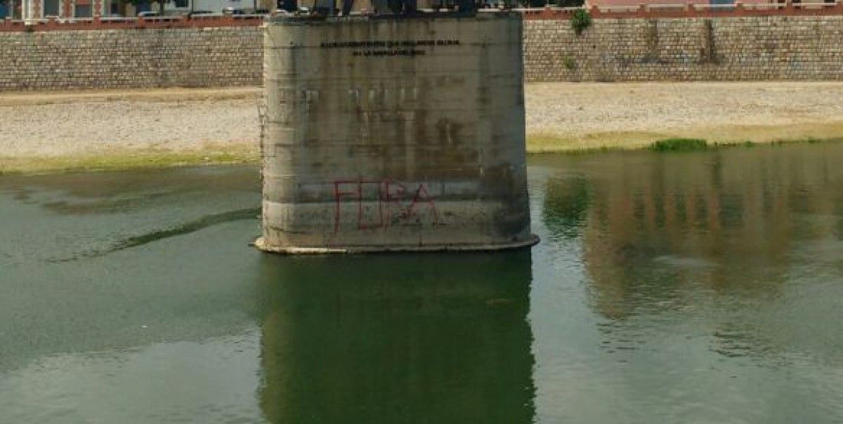 El monument franquista de Tortosa amb la pintada on es pot llegir 'Fora'. 