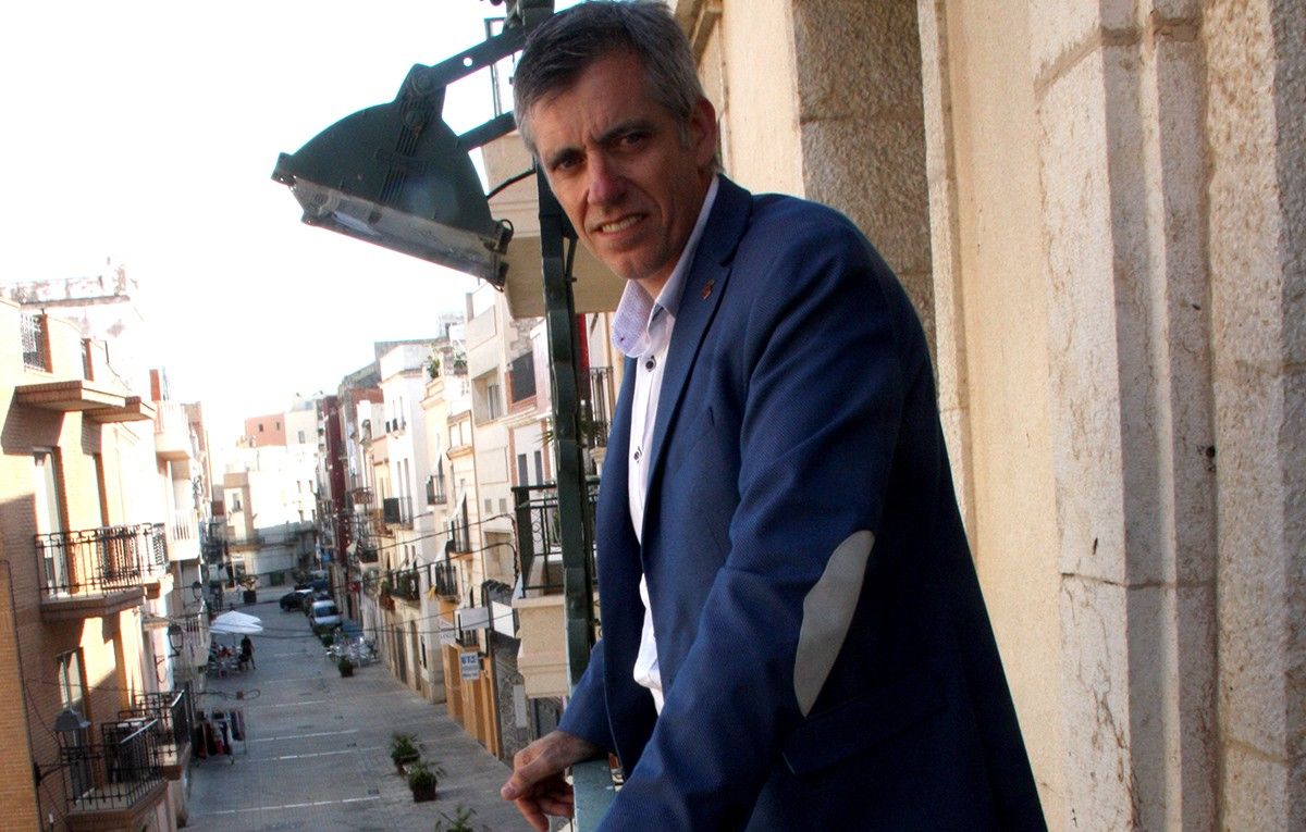 L'alcalde d'Amposta, Adam Tomàs, al balcó de l'Ajuntament