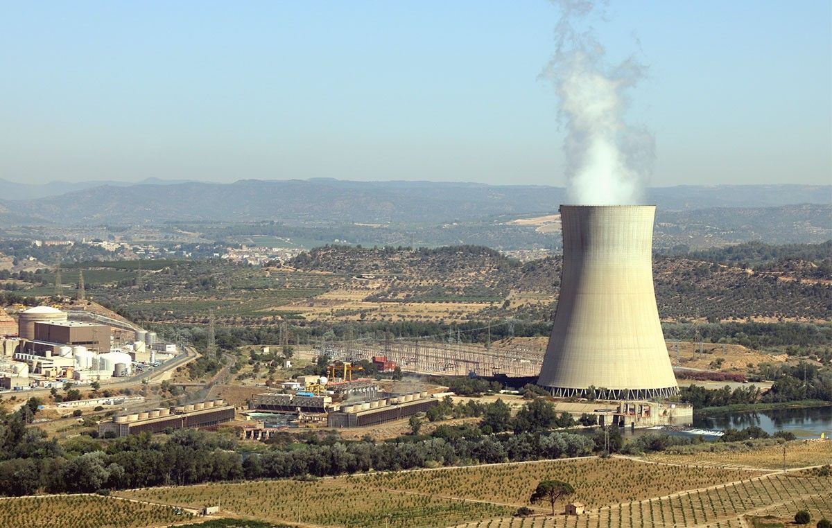 entral nuclear d'Ascó, amb la xemeneia fumejant a la dreta i els dos reactors a l'esquerra. 
