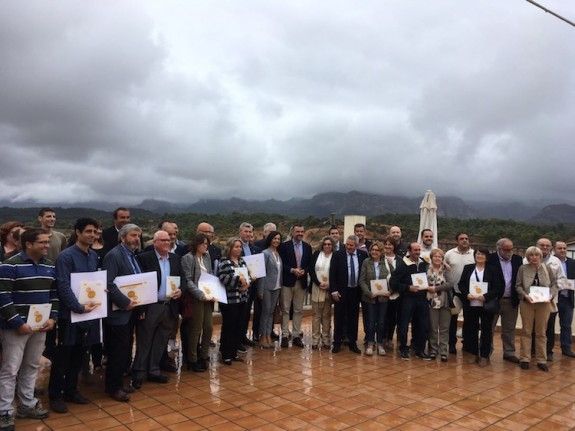 Foto de grup del conseller Vila amb els representants del ajuntaments i establiments acreditats.