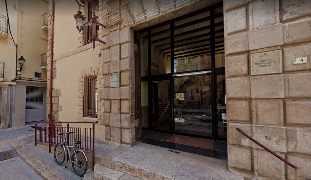 Entrada als jutjats de la plaça dels Estudis de Tortosa, seu de la Junta Electoral de Zona