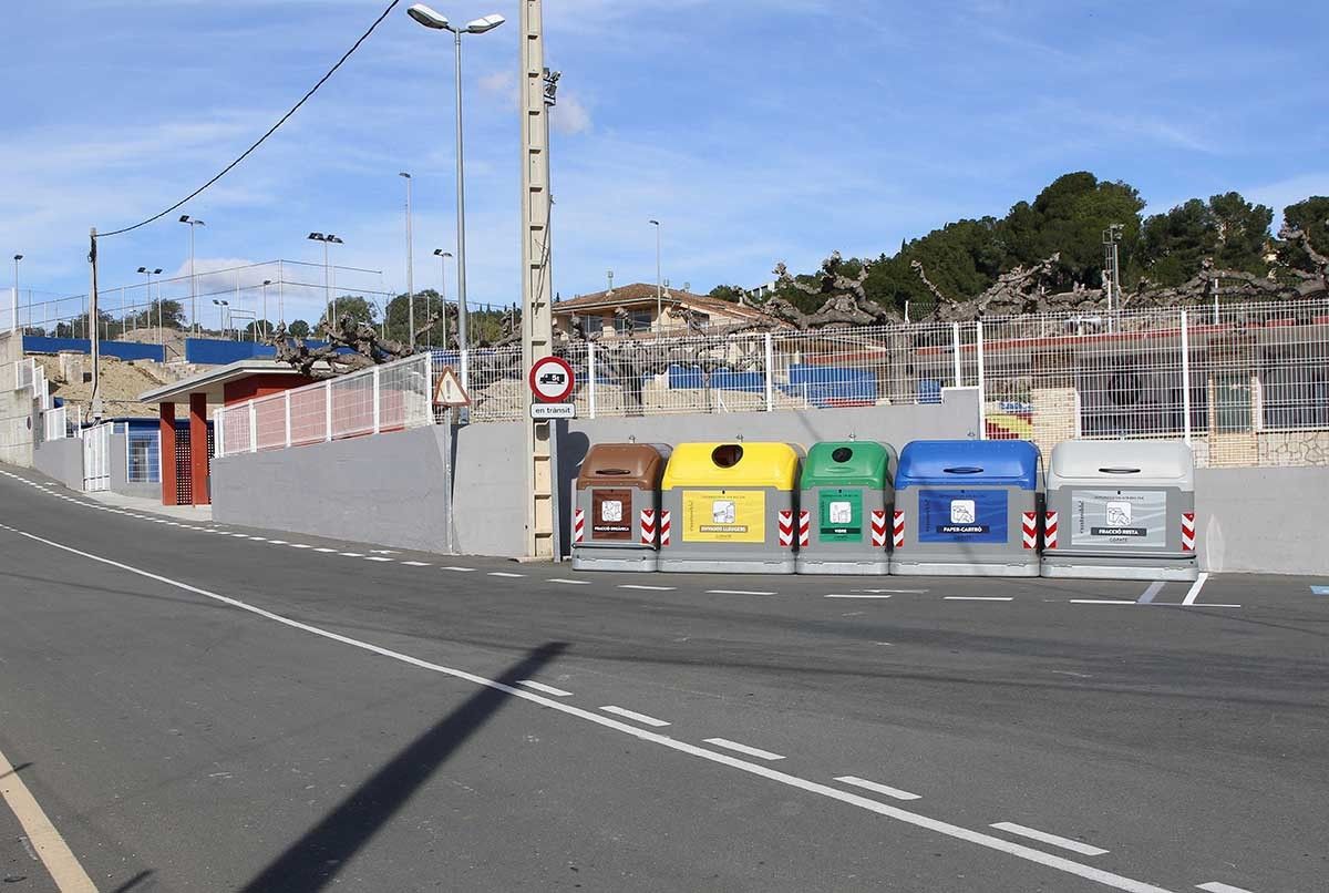 Nova illa de contenidors instal·lada a la zona esportiva de Roquetes