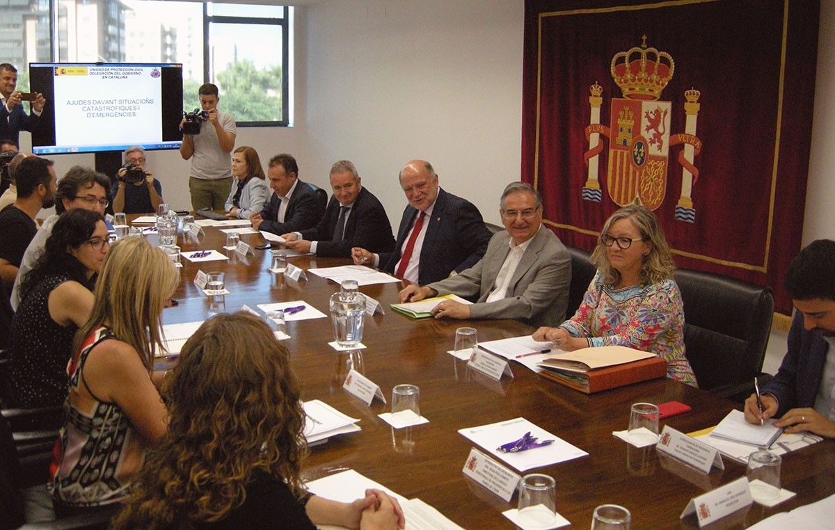 Reunió dels alcaldes de la Ribera d'Ebre afectats per l'incendi, amb el subdelegat del govern espanyol a Tarragona, Joan Sabaté.