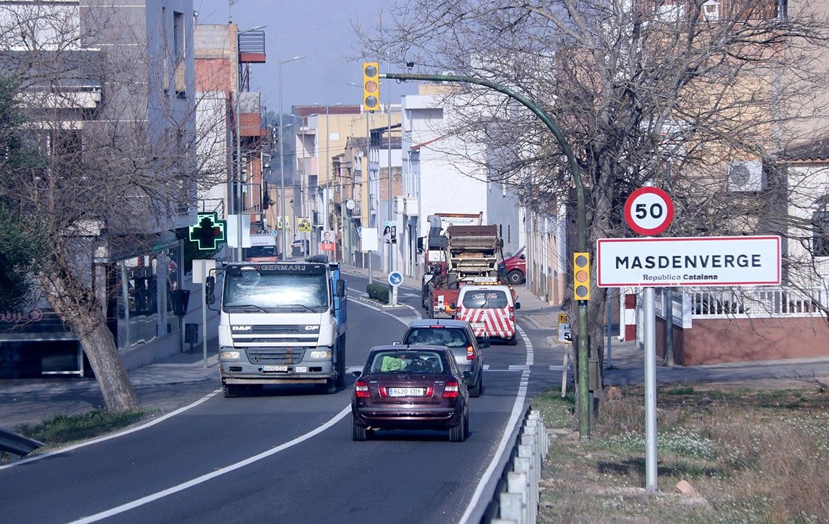 Vehicles accedint al nucli urbà de Masdenverge per la travessera de la T-344