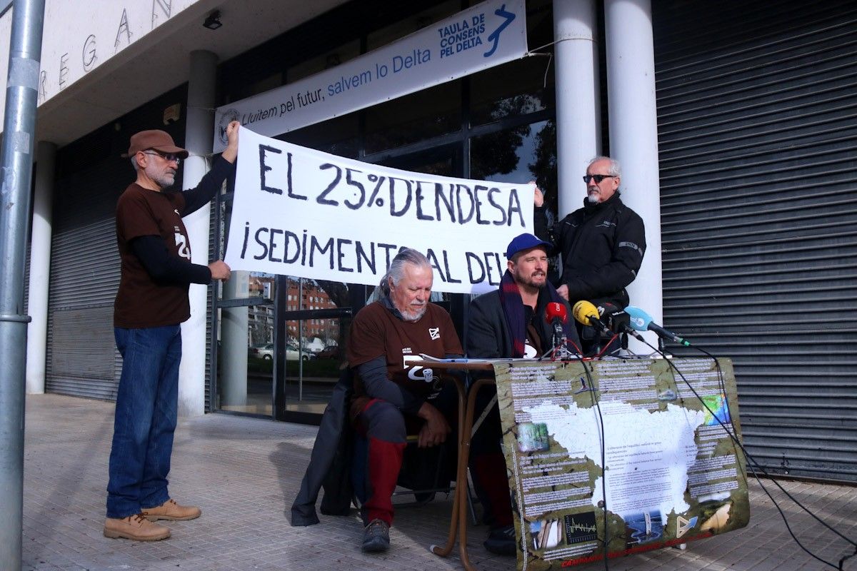 Representants de l'associació Sediments durant la roda de premsa davant la seu de la Comunitat de Regants de la Dreta de l'Ebre, a Amposta  