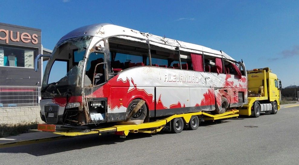 Imatge de l'autobús sinistrat en l'accident a Freginals.