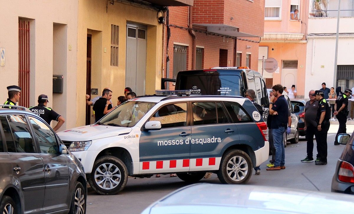 Agents policials davant la façana de la casa del barri tortosí de Ferreries on es va produir