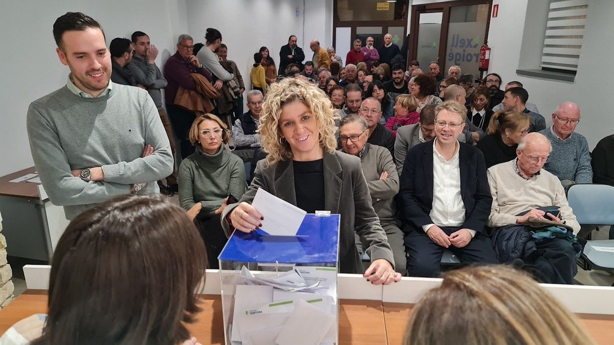 L'alcaldessa de Tortosa, Meritxell Roigé, diposita el vot en l'assemblea extraordinària que l'ha escollit candidata a la reelecció per Junts per Tortosa a les eleccions muinicipals del maig del 2023 