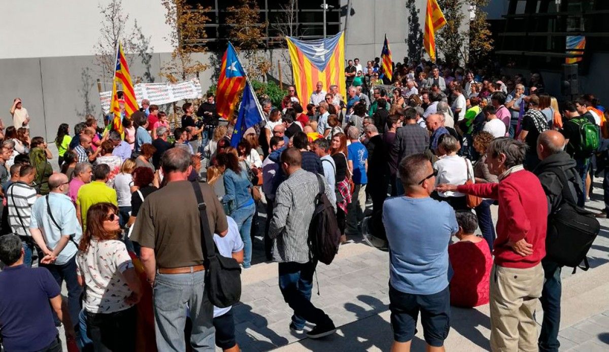 Concentració este migdia davant la seu de les delegacions territorials del Govern a les Terres de l'Ebre, a Tortosa.