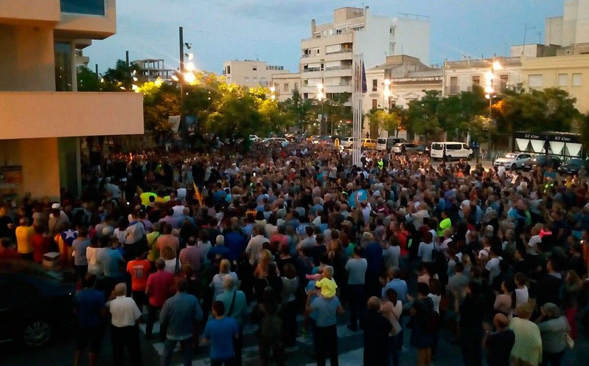 Centenars de persones s'han concentrat davant l'ajuntament de la Ràpita.