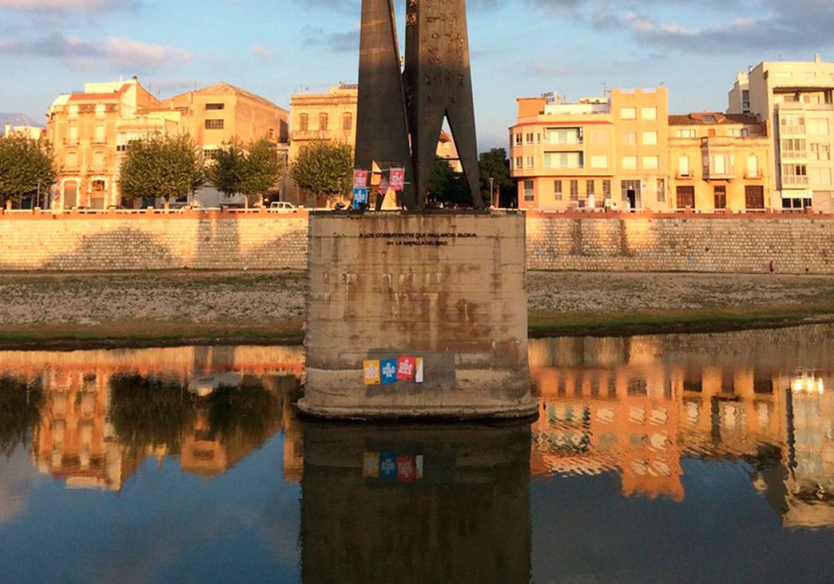 La base del monument franquista, amb els cartells pro independència.