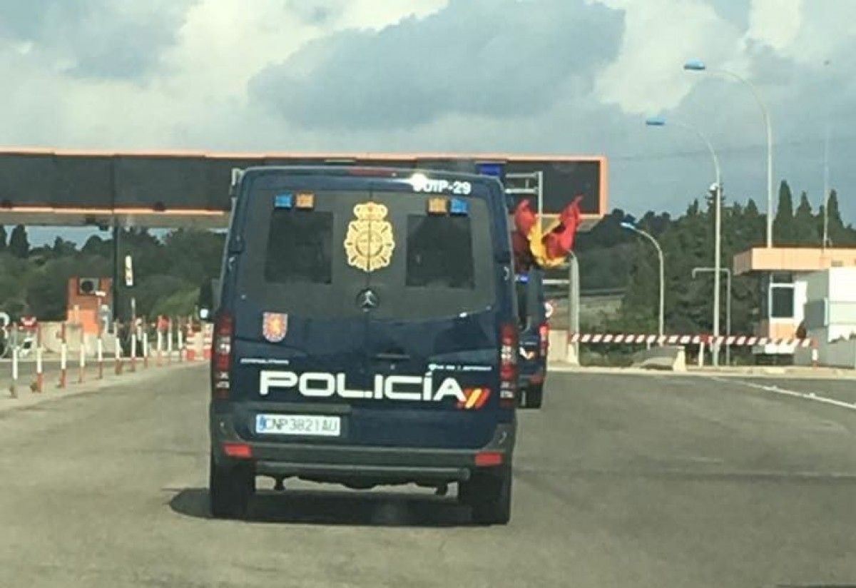 Imatge de la furgoneta de la Policia Nacional lluint la bandera espanyola