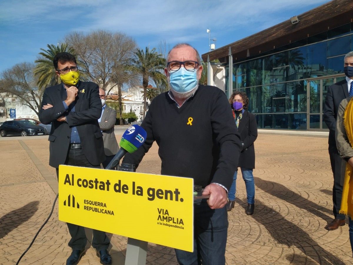 L'alcalde de Roquetes, Paco Gas, durant la roda de premsa este migdia a la Ràpita