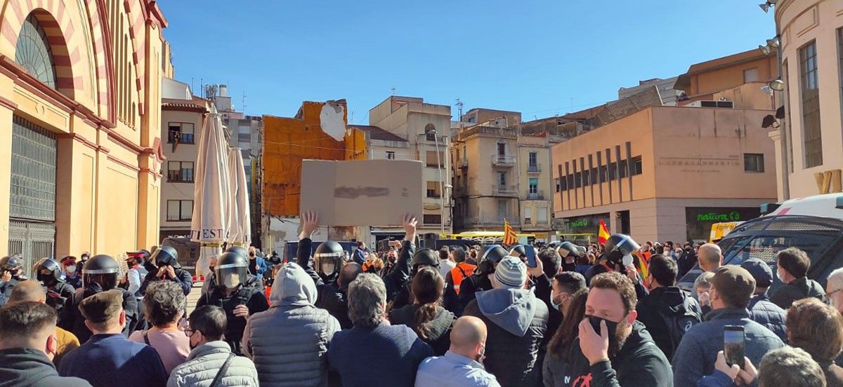 Desenes de manifestants han protestat contra l'acte de campanya de Vox a Tortosa.