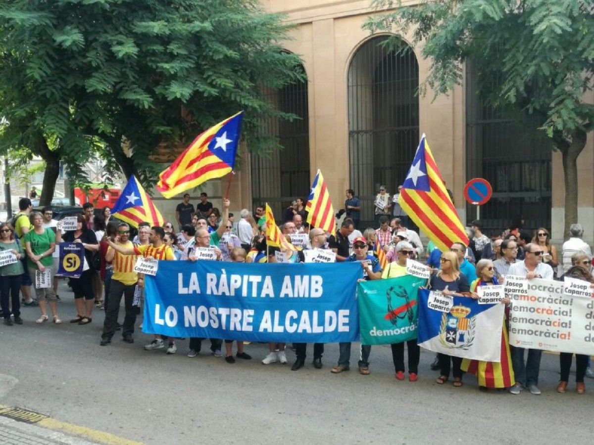 Més de 300 persones s'han desplaçat des de la Ràpita i Deltebre per acompanyar els seus alcaldes a declarar a la Fiscalia de Tarragona