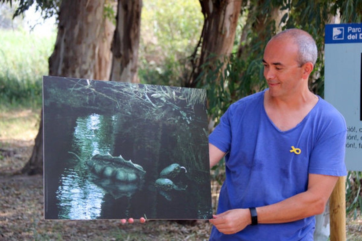 Albert Gusi mostra una foto del Gambusí que forma part de exposició guanyadora