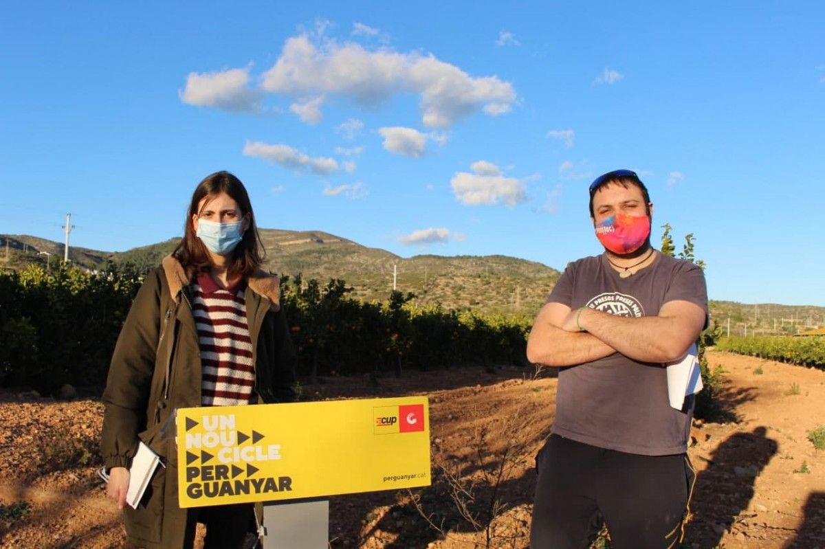 Júlia Urgell i Andreu Carapuig  en una roda de premsa a Alcanar