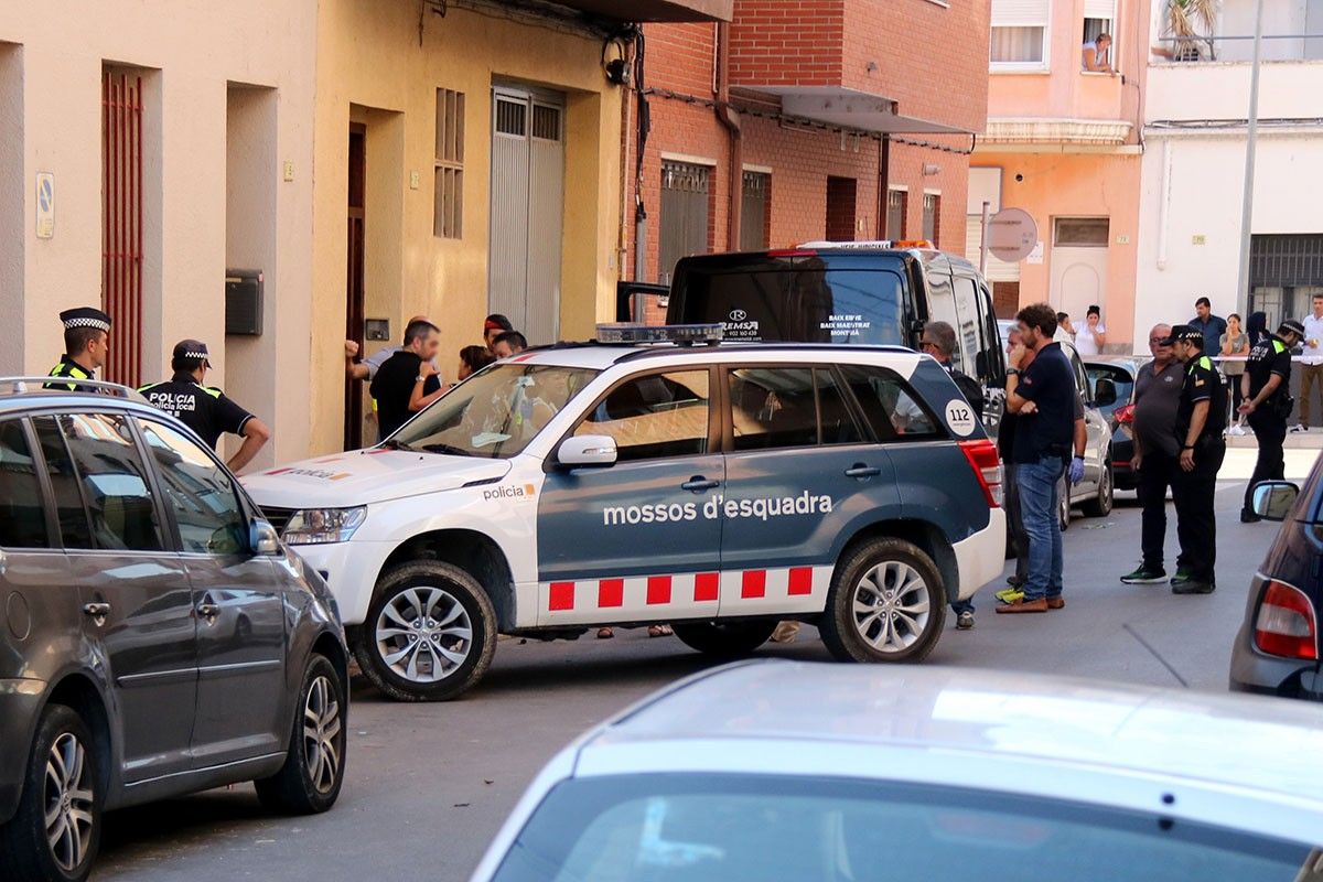 Agents policials davant la façana de la casa del barri tortosí de Ferreries on s'ha produït el matricidi