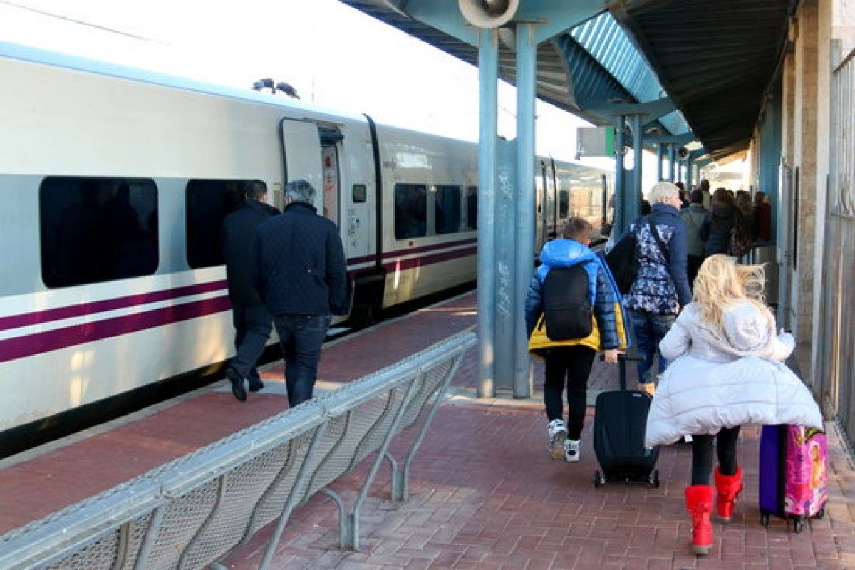 L'Euromed a l'estació de l'Aldea i passatgers abandonant el tren