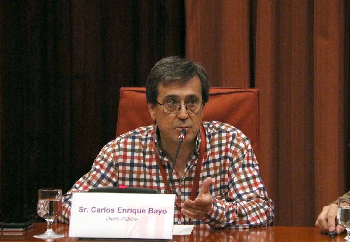 El periodista Carlos Enrique Bayo aquest dimarts al Parlament