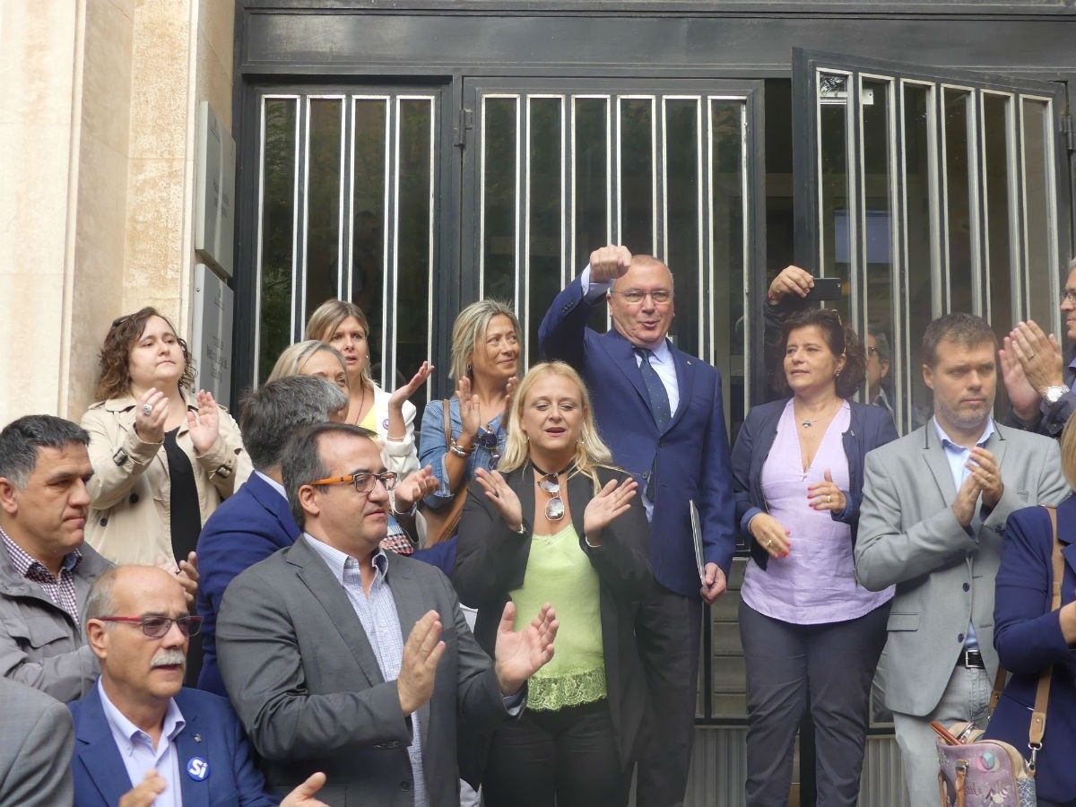 L'alcalde de Reus fent el gest de votar mentre sortia dels jutjats  la setmana passada 