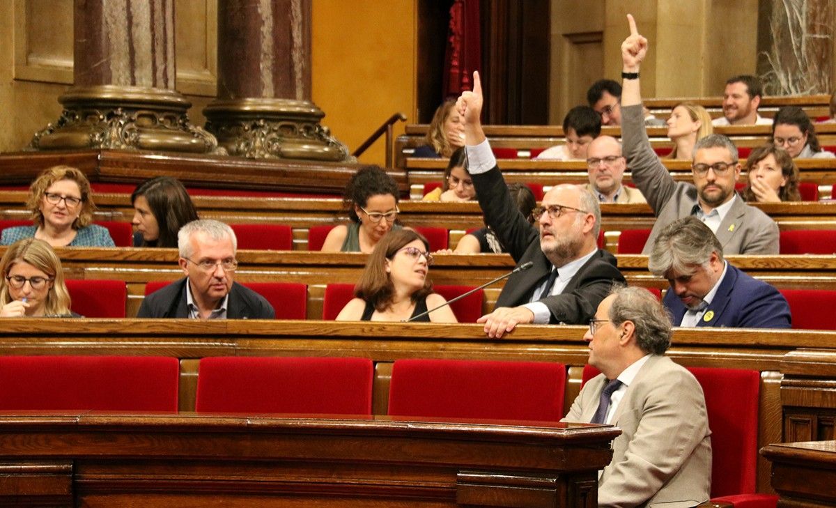 Eduard Pujol (JxCat) i Bernat Solé (ERC) voten afirmativament durant el ple del Parlament del 25 de juliol del 2019
