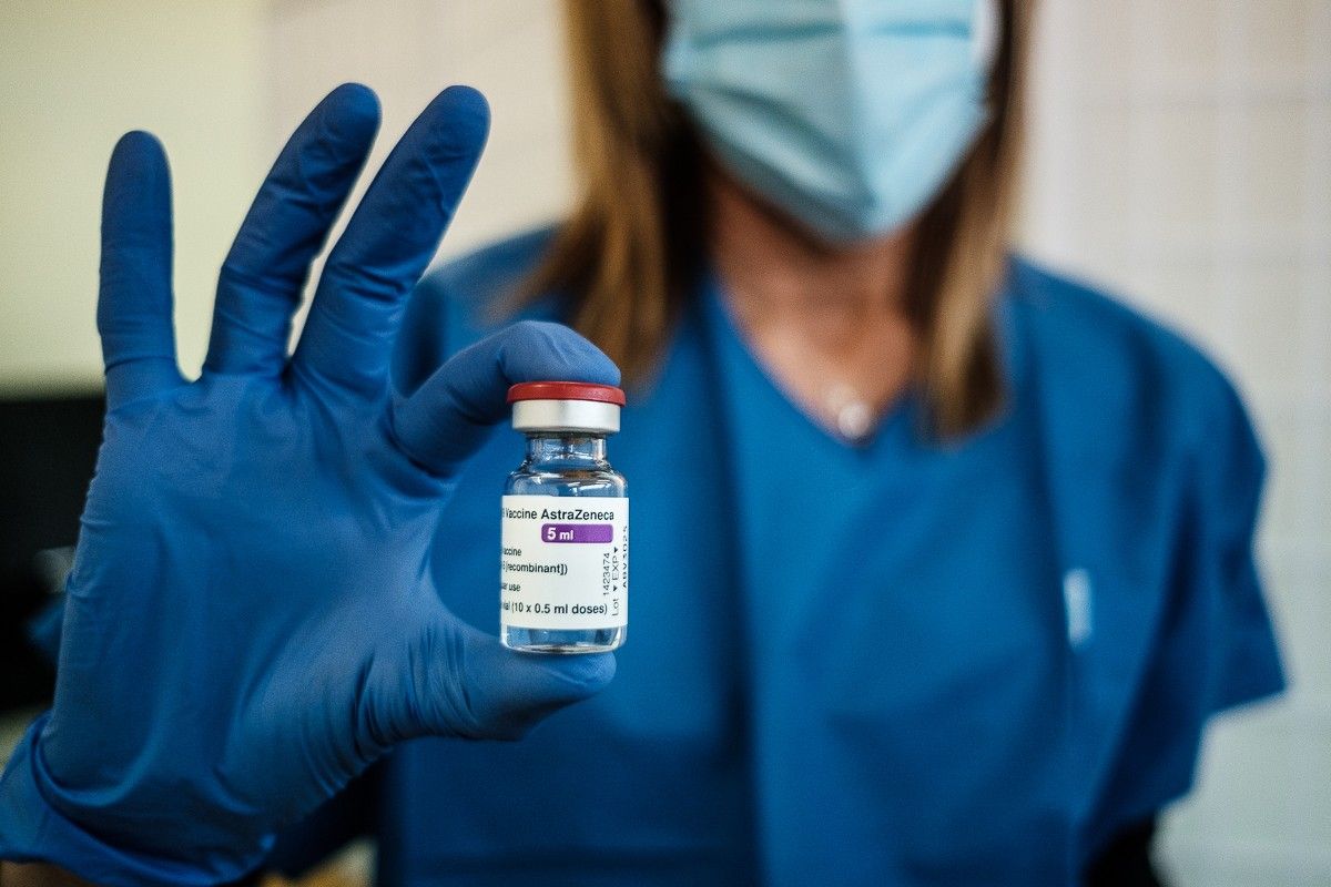 Una infermera mostra la vacuna d'AstraZeneca