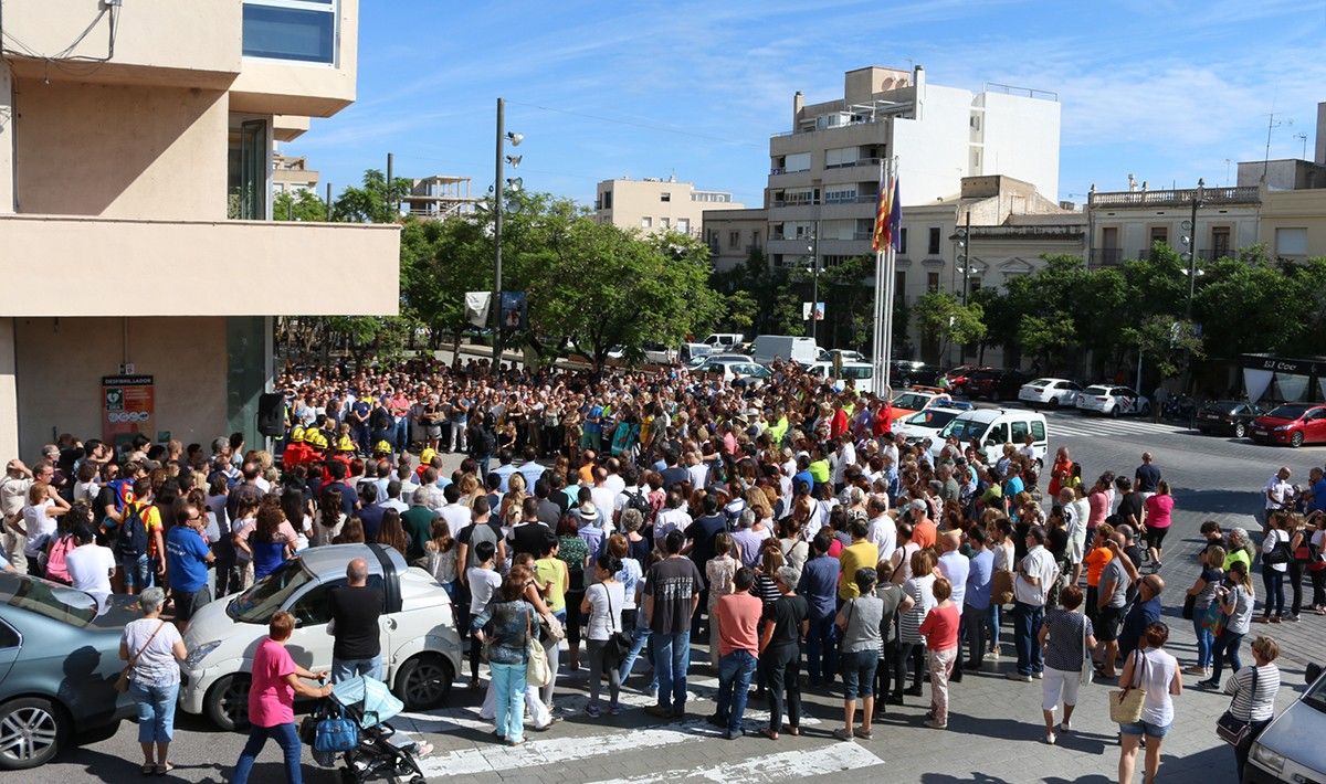 Centenars de veïns s'han concentrat a les 12 del migdia davant l'ajuntament de la Ràpita per rebutjar la brutalitat policial de l'1 d'octubre.