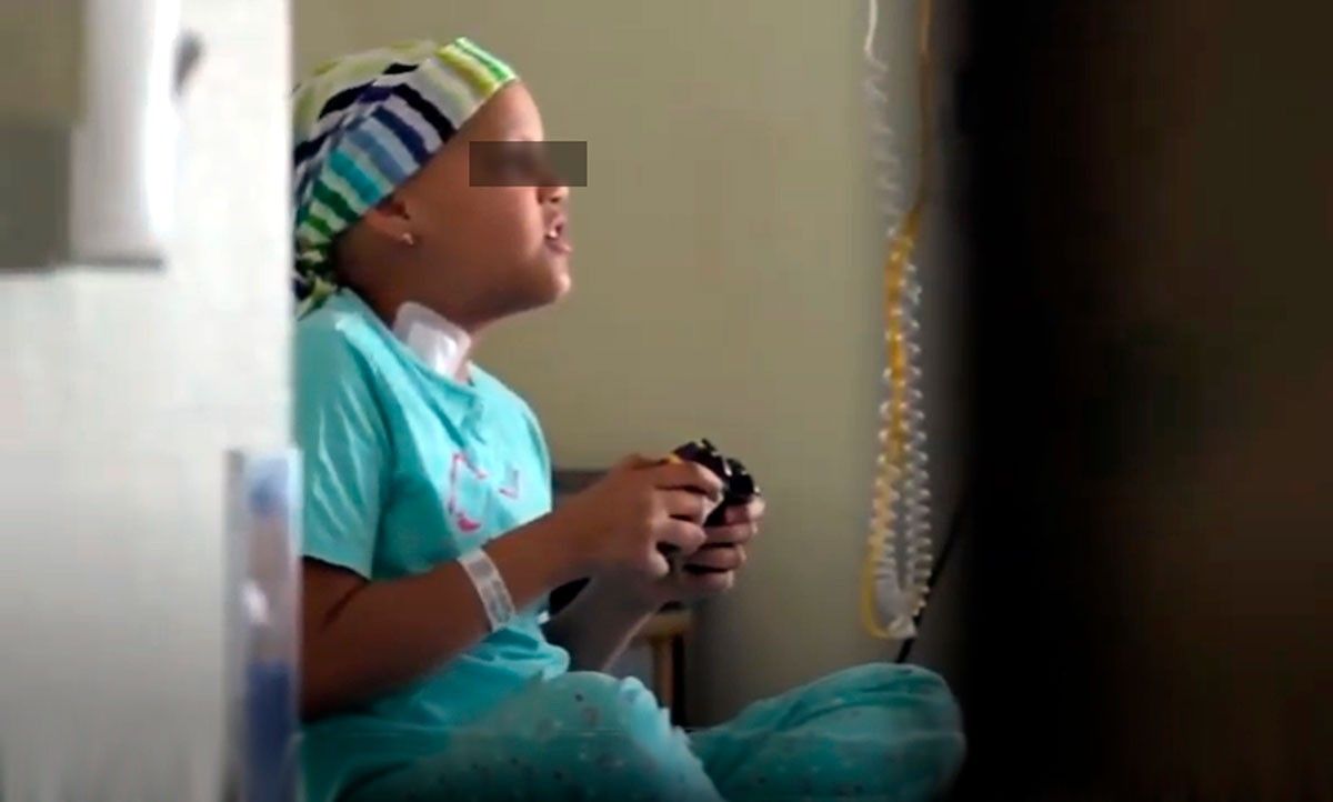 Una pacient amb càncer jugant amb una consola.