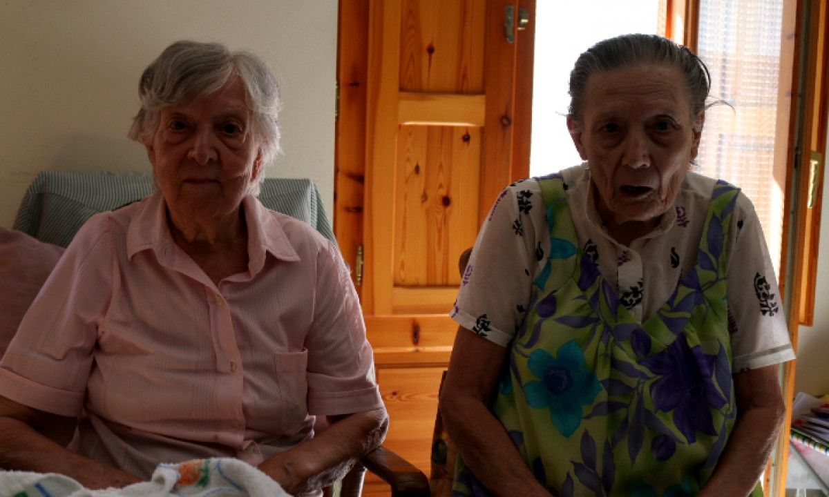 Les germanes Teresa i Trini Forés (d'esquerra a dreta) s'han convertit en icones de l'1 d'octubre a la Ràpita. 