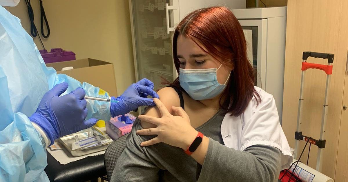 La Doctora Neus Escuriola, que ha estat atenent durant tota la pandèmia  pacients amb Covid-19, vacunant-se