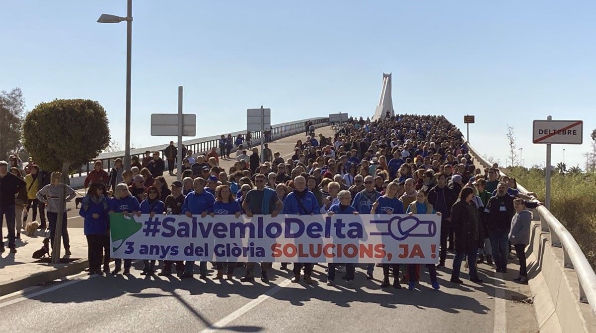 La manifestació, creuant el pont Lo Passador, entre Sant Jaume d'Enveja i Deltebre.