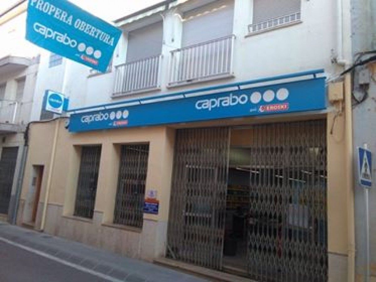 Exterior del nou supermercat de Cabrabo a Ulldecona. 