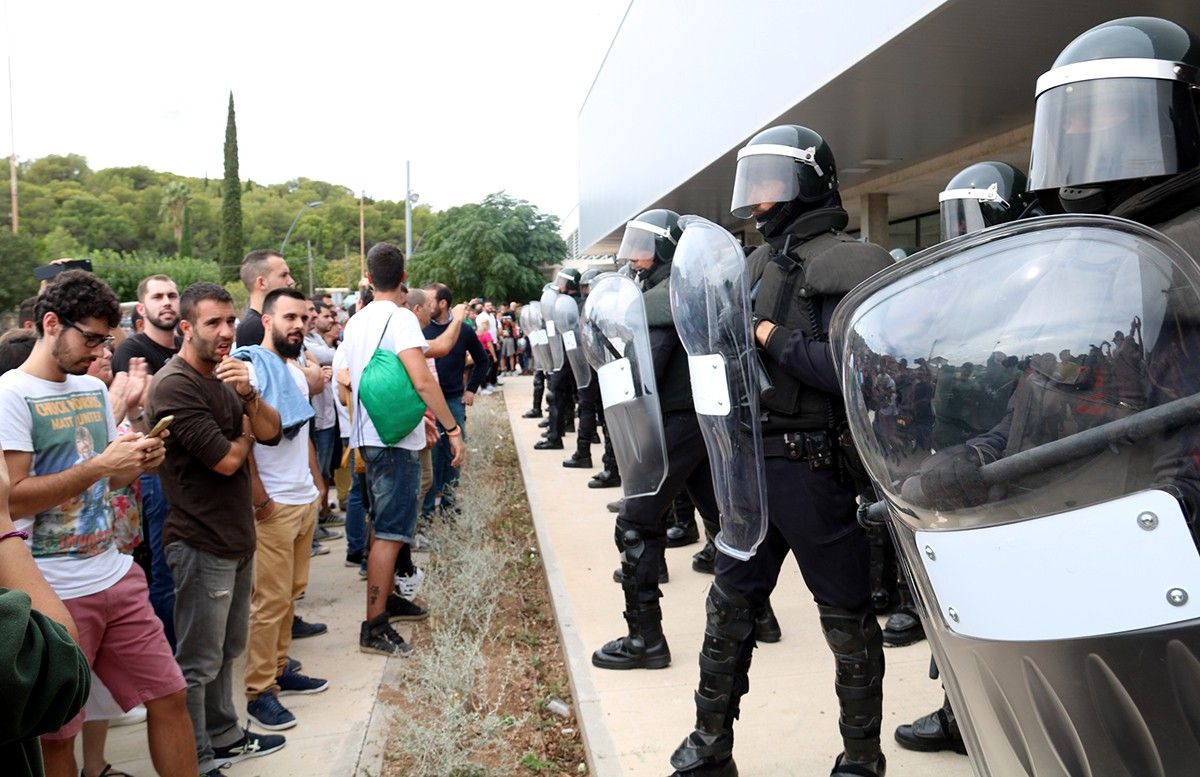 Cordó policial de Guàrdies Civils antiavalots, davant del Pavelló Firal de Roquetes, impedint el pas dels ciutadans durant l'1-O.