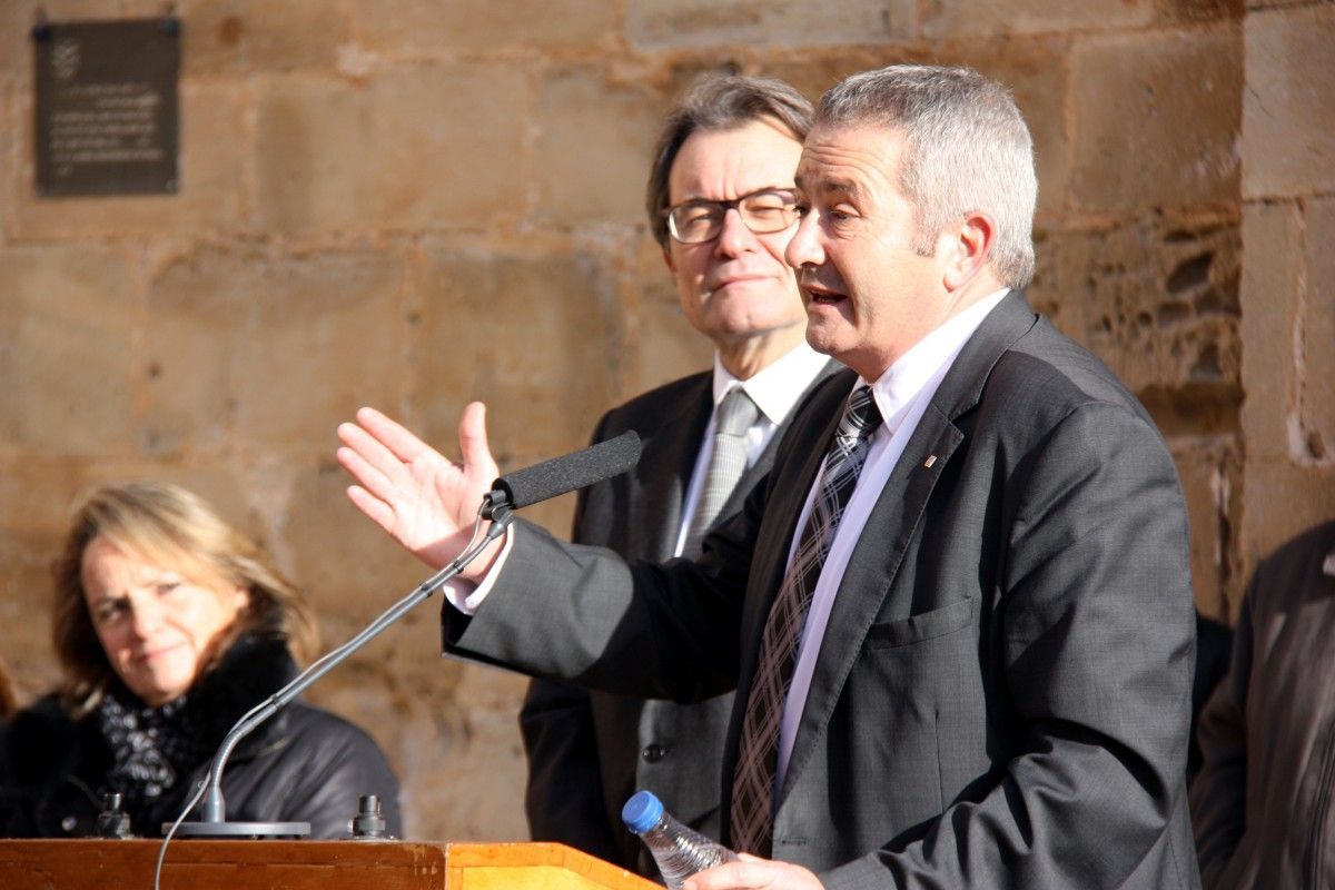 L'alcalde d'Arnes, Xavier Pallarès, dirigint-se als arnerols al costat del president de la Generalitat, Artur Mas