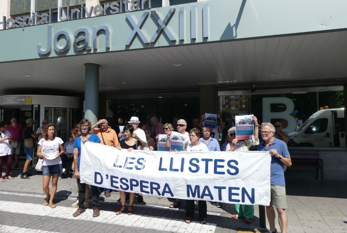 Protesta del Grup de Treball per la Sanitat Pública davant de l'Hospital Joan XXIII de Tarragona
