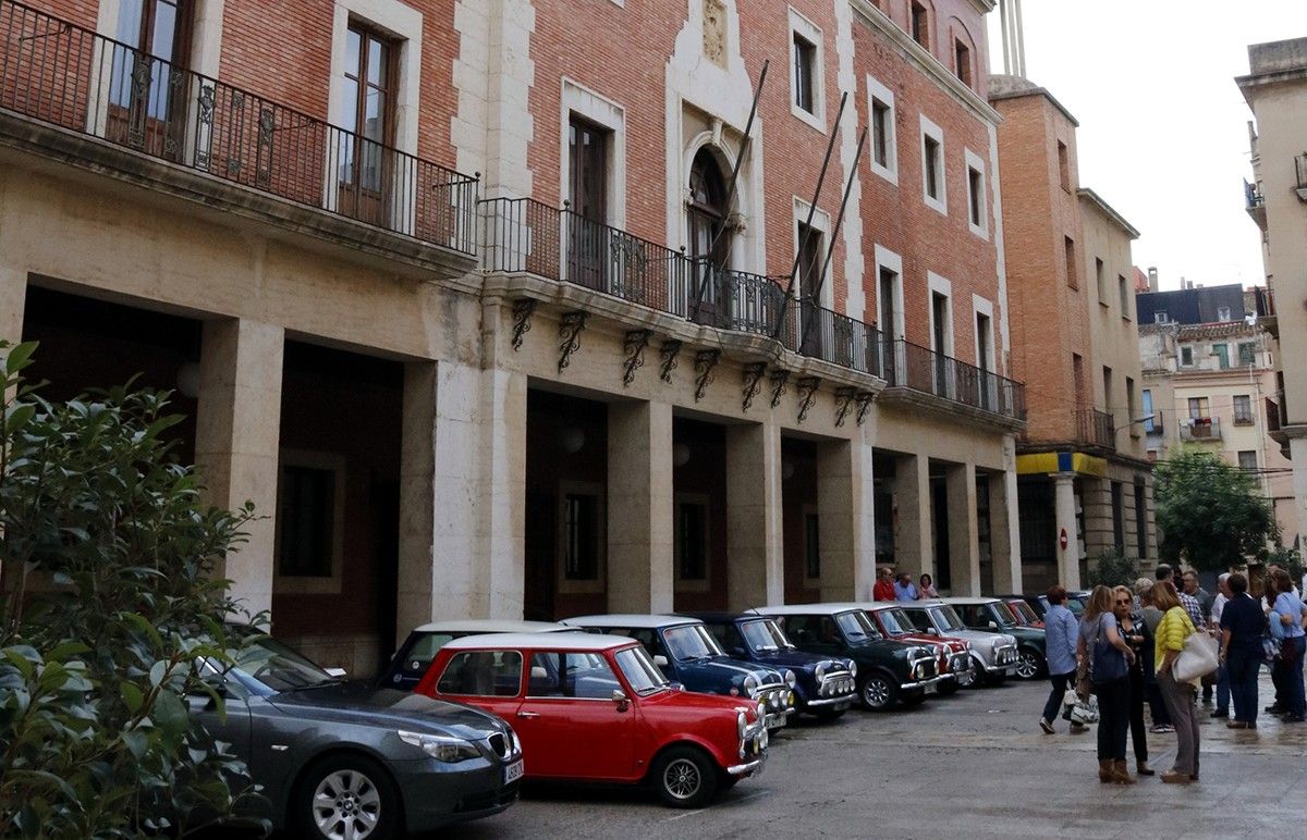 Façana de l'Ajuntament de Tortosa durant el 12 d'octubre.