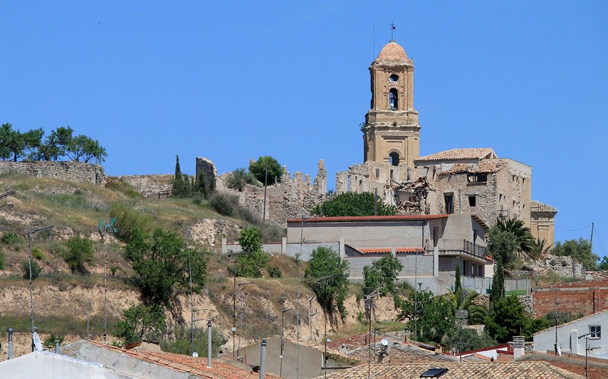 L'església del Poble Vell de Corbera d'Ebre des del poble nou