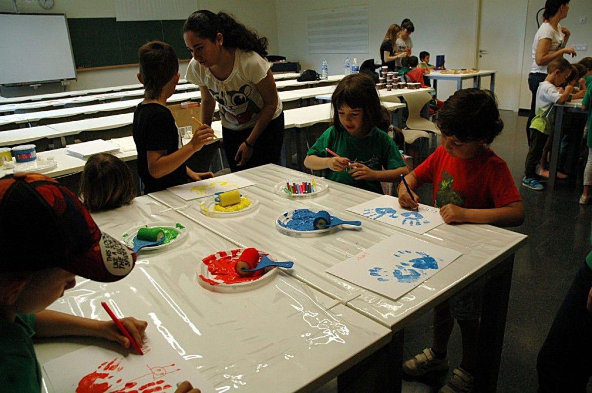 Un grup de xiquets i xiquetes d'infantil realitzant tallers al campus Terres de l'Ebre de la URV.