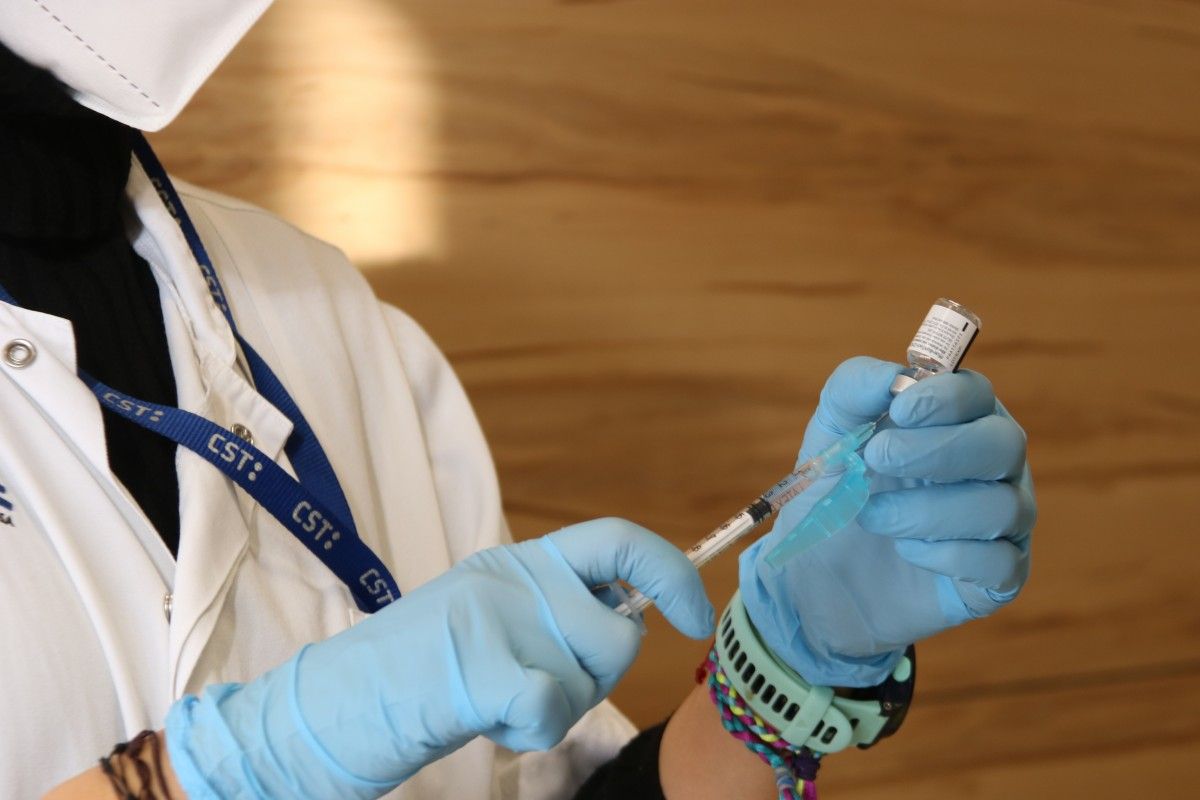 Una sanitària preparant una vacuna