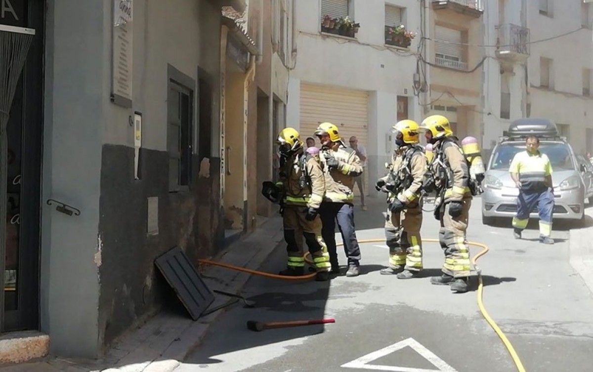 Dotació de bombers al Carrer Major de Tivissa 