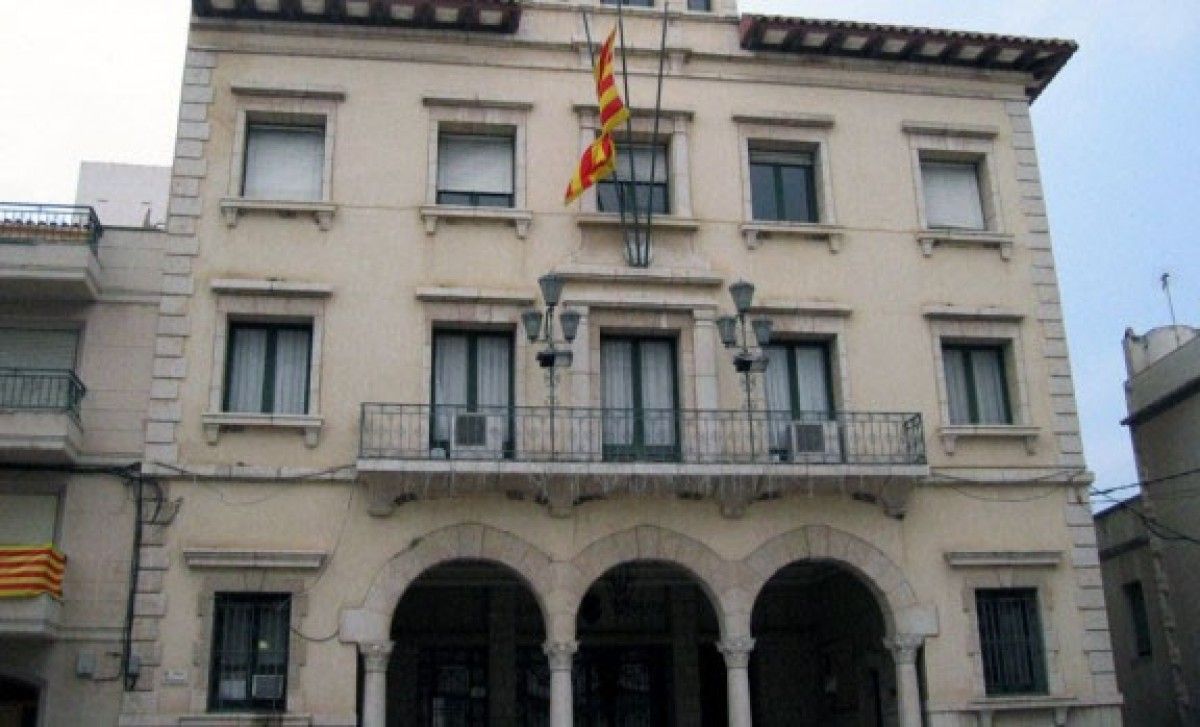 La façana de l'Ajuntament d'Amposta en una imatge d'arxiu