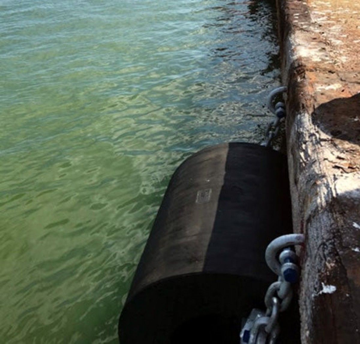Una de les deu noves defenses instal·lades al moll comercial del port de la Ràpita