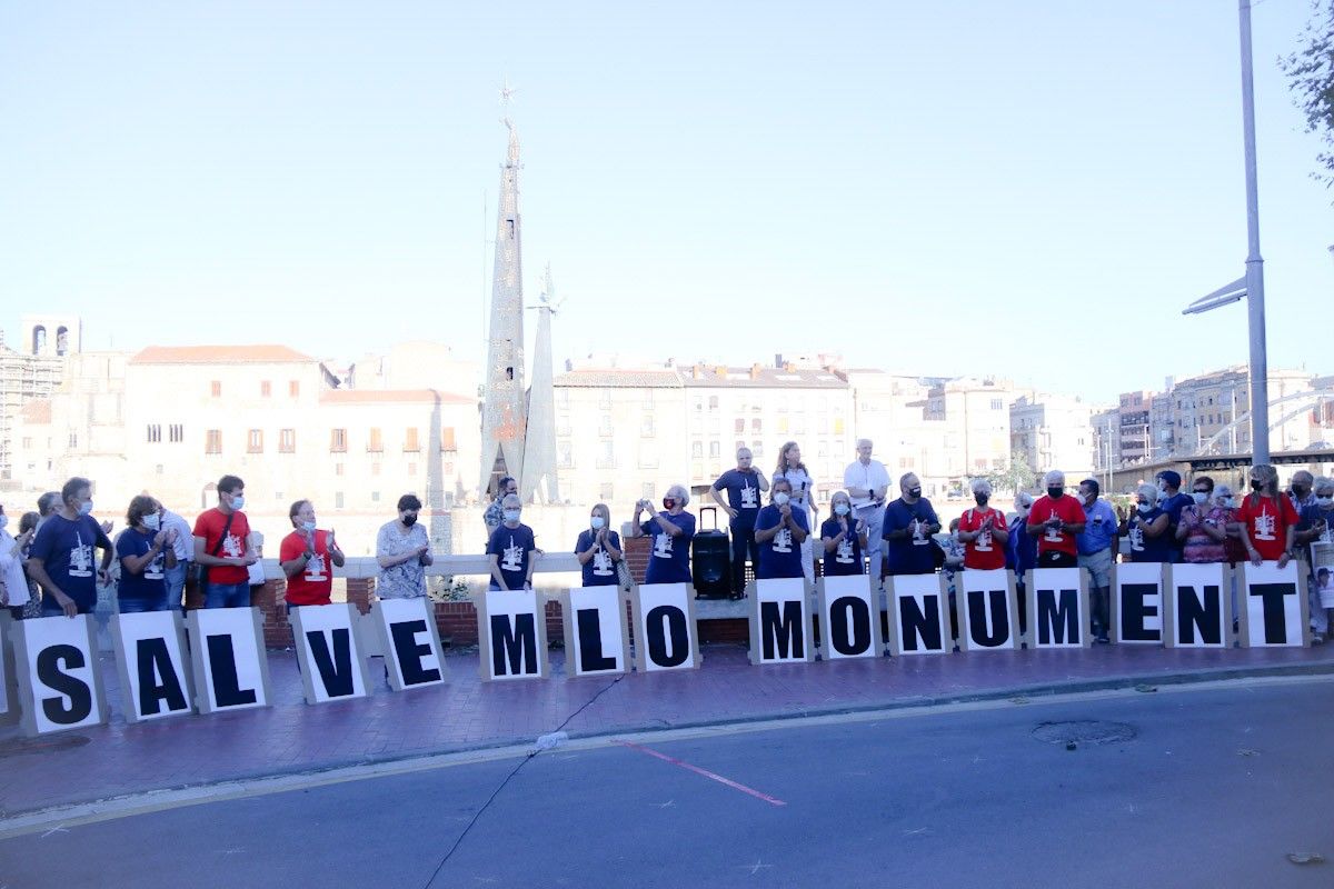 Pla general de la concentració del Corembe davant del monument franquista de Tortosa formant el lema de l'acte amb cartells de lletres.  