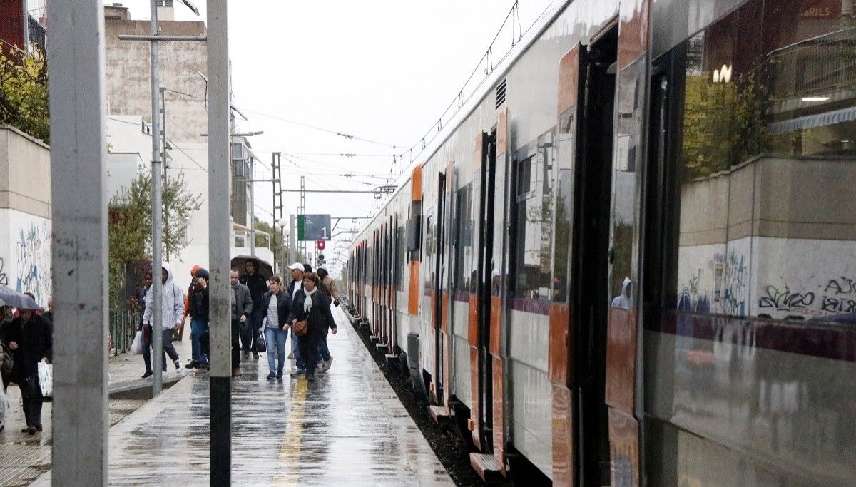 Alguns passatgers baixant del tren de la línia R-16, amb destí a Tortosa.